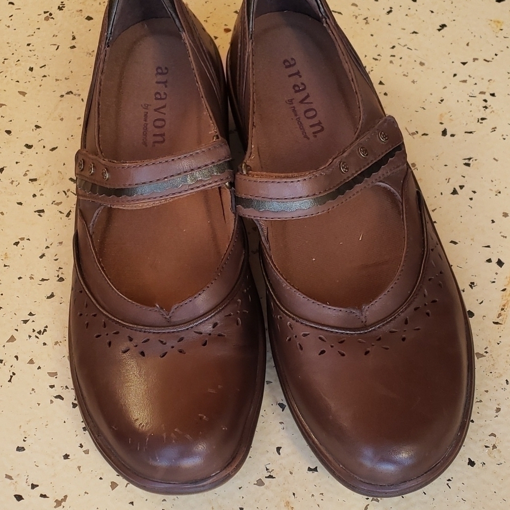 𝅺aravon women's Mary Jane style shoe size 10AA brown leather